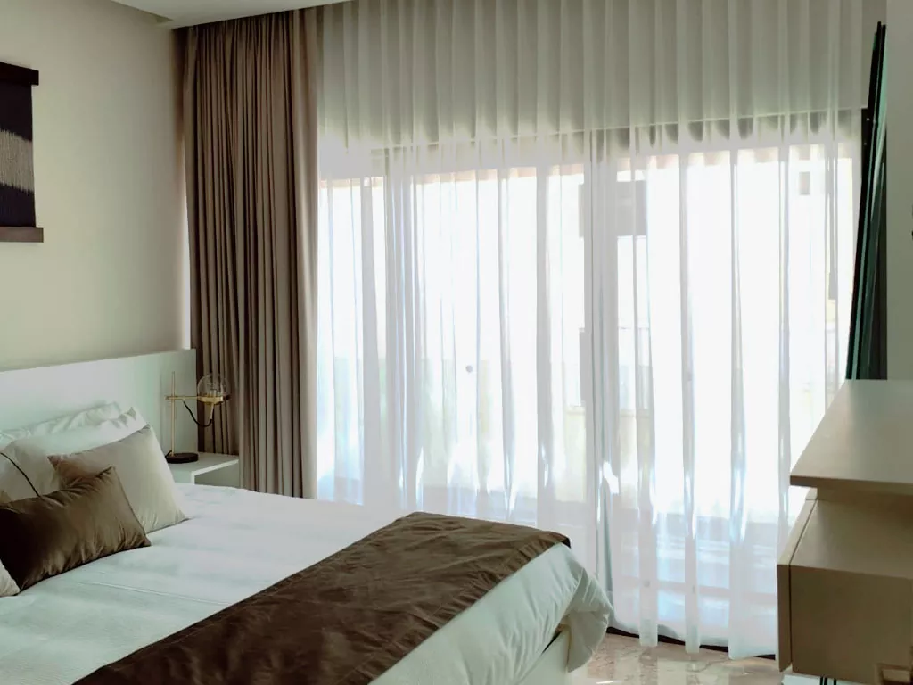 cortinas de tela en habitacion hotelera